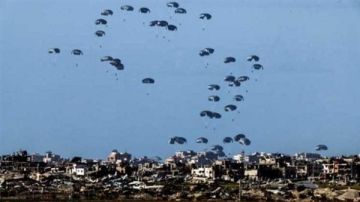 لإجبار السكان على الرحيل.. إسرائيل توقف الإنزال الجوي للمساعدات في غزة لإجبار السكان على الرحيل.. إسرائيل توقف الإنزال الجوي للمساعدات في غزة