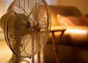 إهمالها قد يؤثر على كفاءتها وصحتك.. خطوات تنظيف المروحة