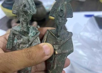 مجوهرات وتماثيل فرعونية.. محاولة تهريب آثار بـ 3.5 مليار جنيه في نويبع (التفاصيل بالصور) مجوهرات وتماثيل فرعونية.. محاولة تهريب آثار بـ 3.5 مليار جنيه في نويبع (التفاصيل بالصور)