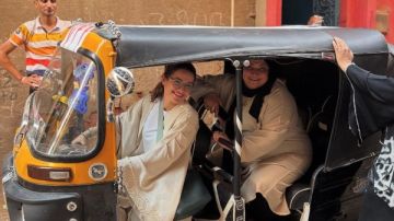 ابنة أصالة تظهر داخل توكتوك في جولة بالمناطق الشعبية ابنة أصالة تظهر داخل توكتوك في جولة بالمناطق الشعبية