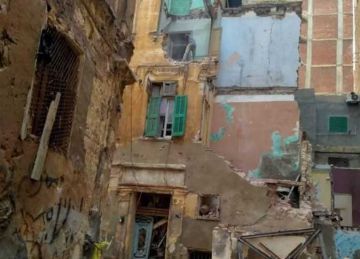 انهيار سلم عقار قديم بالجمرك غرب الإسكندرية واحتجاز السكان.. وتدخل الحماية المدنية (صور)