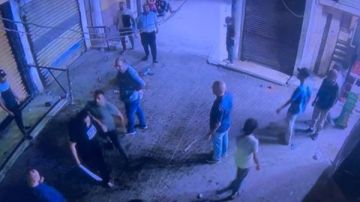 خناقة أطفال تشعل مشاجرة يتزعمها بائع متجول بالسيف في المحلة.. صور