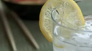 رغم فوائده.. هؤلاء الأشخاص عليهم تجنب شرب ماء الليمون رغم فوائده.. هؤلاء الأشخاص عليهم تجنب شرب ماء الليمون