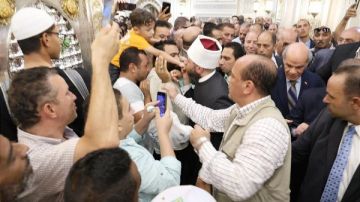 مشهد أبوي.. وزير الأوقاف يقبل يد طفل وسط حفاوة المصلين في مسجد الحسين فيديو وصور