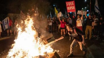 اخرجوا من غزة.. مئات المتظاهرين الإسرائيليين يغلقون طرق تل أبيب اخرجوا من غزة.. مئات المتظاهرين الإسرائيليين يغلقون طرق تل أبيب