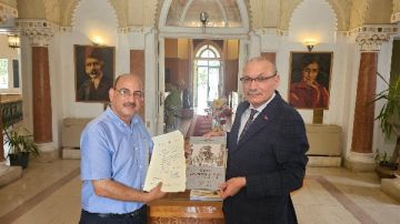 السفير التركي في مصر يهدي مكتبة القاهرة الكبرى عددا من الكتب