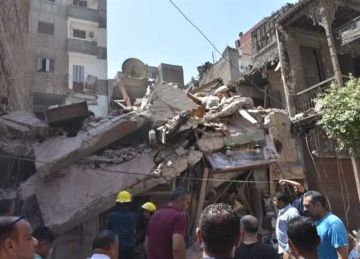 انهيار عقار في شارع مولد النبي بالزقازيق.. والمحافظ ينتقل لموقع الحادث (صور)