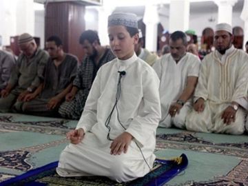 حكم إمامة الصبي لمثله في الصلاة.. رأي دار الإفتاء والأزهر