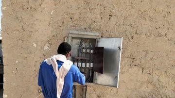 رئيس مدينة سيوة يتابع صيانة أعمدة الإنارة وإصلاح الكابلات ولوحات التحكم