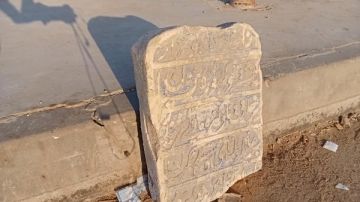 نموذج نادر .. باحث يسلم شاهد قبر أثري لـ منطقة آثار الإمام الشافعي