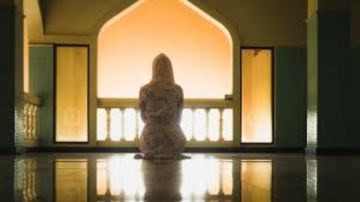 هل يجوز للزوجة أن تذهب إلى المسجد للصلاة دون إذن زوجها؟.. الإفتاء تجيب