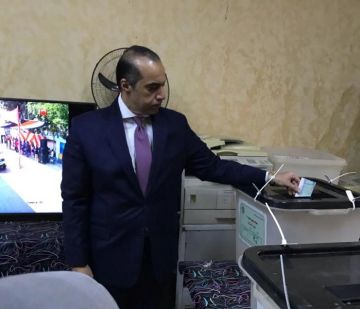 المستشار محمود فوزي وزير المجالس النيابية يدلي بصوته فى الهرم