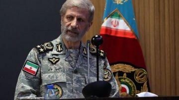 قائد الجيش الإيراني: مستعدون لحماية مصالحنا الوطنية وإفشال مؤامرات الأعداء قائد الجيش الإيراني: مستعدون لحماية مصالحنا الوطنية وإفشال مؤامرات الأعداء