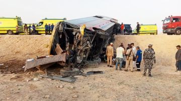 مصرع شخصين وإصابة 31 آخرين.. محافظ أسيوط يتابع حادث انقلاب أتوبيس على الطريق الصحراوي الغربي