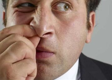 هل يزيد وضع الأصابع في الأنف من احتمال الإصابة بمرض الزهايمر؟ دراسة حديثة تكشف الخطورة