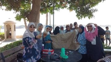 ورشة لكبار السن بـ متحف ركن فاروق لتعلم عمل المفارش