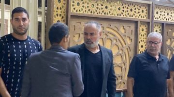 الحزن يسيطر على صبحي خليل في عزاء والدته بمسجد الحامدية الشاذلية