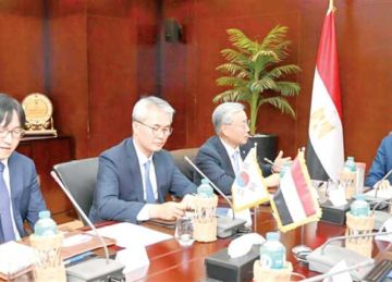  الخطيب يبحث زيادة الاستثمارات الكورية في السوق المصرية