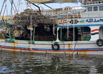 بخسائر نصف مليون جنيه.. السيطرة على حريق مركب صيد في عزبة البرج بدمياط (صور)