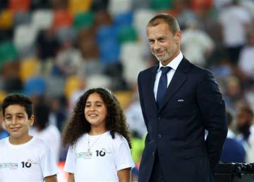 بمشاركة طفلين من غزة.. يويفا يبعث رسالة إنسانية في مراسم تتويج سان جيرمان بالسوبر الأوروبي (فيديو) بمشاركة طفلين من غزة.. يويفا يبعث رسالة إنسانية في مراسم تتويج سان جيرمان بالسوبر الأوروبي (فيديو)