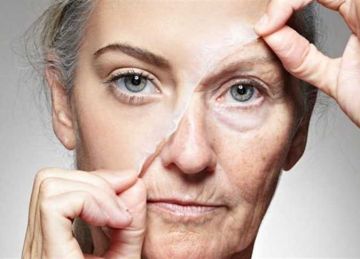 الابتعاد عنها يحافظ على بشرتك.. 7 أطعمة ومشروبات تسرع ظهور التجاعيد