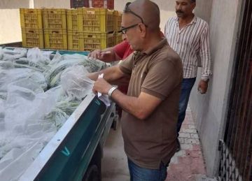 ضبط سيارتين بتهمة بيع الخضار والفاكهة بدون فواتير بأسواق العريش