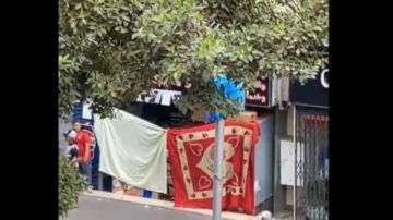 نحره شاب.. ننشر لحظة نقل جثمان صغير المهندسين لمشرحة زينهم.. فيديو