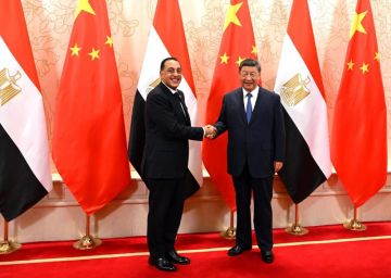 الرئيس الصيني يستقبل رئيس الوزراء بقصر الضيافة بمدينة تيانجبن الرئيس الصيني يستقبل رئيس الوزراء بقصر الضيافة بمدينة تيانجبن