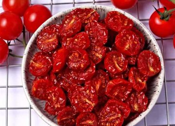 بخطوات بسيطة.. حضري الطماطم المجففة في المنزل (الطريقة والخطوات)