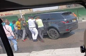 فيديو صادم على كوبري مصري.. سائح خليجي يدهس 3 سيارات ويحاول الهرب والأمن يتدخل