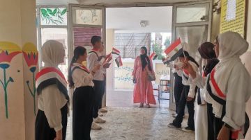 طلاب إدارة 6 أكتوبر التعليمية يشاركون في تنظيم انتخابات مجلس الشيوخ صور