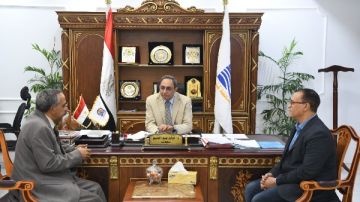 محافظ قنا يبحث مع وكيل وزارة الشباب الجديد تطوير مراكز الشباب والمنشآت الرياضية