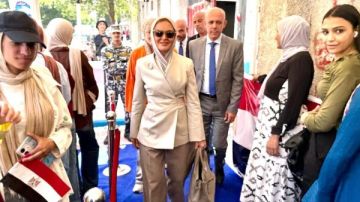 حيوية الديمقراطية.. سحر نصر تدلي بصوتها في انتخابات الشيوخ بمصر الجديدة