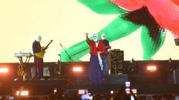 ختام مهرجان العلمين يكشف عن جزء من شخصية المطرب الملثم تووليت.. من هو؟