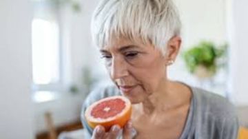 فقدان حاسة الشم قد يكون إنذارا مبكرا لمرض الزهايمر.. دراسة تكشف السبب الحقيقي