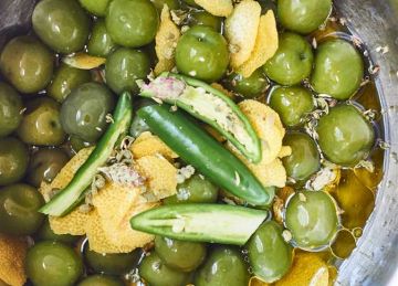 لمرضى الضغط.. طريقة صحية لتخليل الزيتون التفاحي (الخطوات)