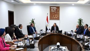 مدبولي يجتمع برئيس هيئة الرقابة المالية ورئيس البورصة في أول أيام عمل رئيسها الجديد مدبولي يجتمع برئيس هيئة الرقابة المالية ورئيس البورصة في أول أيام عمل رئيسها الجديد