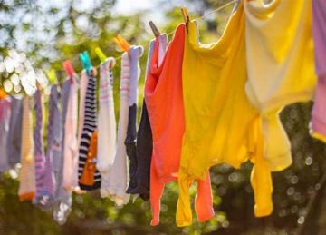  هتخسريهم لو نشرتيهم في الشمس .. 5 قطع ملابس تفسد إذا لم تجفف داخل المنزل