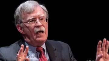 التحقيقات الفيدرالي الأمريكي يداهم منزل مستشار الأمن القومي السابق لترامب