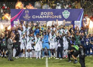 بعد تدخل وزير الرياضة.. جدل قانوني وتنظيمي يحيط الأهلي بعد التتويج بكأس السوبر السعودي