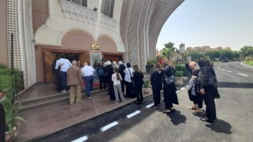 توافد أقارب ومحبي وزير التموين السابق لمسجد الشرطة استعدادا لتشييع جثمانه