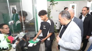 محافظ الشرقية يتفقد مكتب البريد الرئيسي لمدينة منيا القمح ويتابع إجراءات العمل بقسم الجوازات