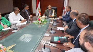 محافظ سوهاج يبحث مع مؤسسات مالية ومصرفية آليات الترويج للفرص الاستثمارية بالمحافظة