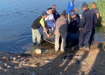 انتشال جثمان شاب لقي مصرعه غرقا في البحر الصغير بالدقهلية انتشال جثمان شاب لقي مصرعه غرقا في البحر الصغير بالدقهلية
