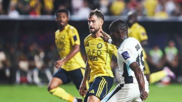 تعادل مثير وطرد في الشوط الأول بمباراة النصر والاتحاد في السوبر السعودي تعادل مثير وطرد في الشوط الأول بمباراة النصر والاتحاد في السوبر السعودي