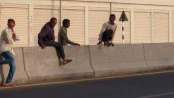 حكم مرور الطريق من أماكن غير مخصصة للمشاة؟ دار الإفتاء تجيب