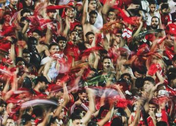 شاهد.. جماهير الأهلي تلقي زجاجات المياه على لاعبي الفريق