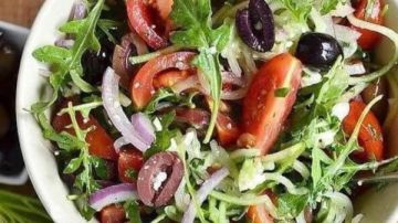 طريقة عمل سلطة الجرجير بالبصل والطماطم طريقة عمل سلطة الجرجير بالبصل والطماطم