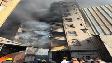 فصل المرافق.. الحماية المدنية تواصل إخماد حريق بولاق أبو العلا فصل المرافق.. الحماية المدنية تواصل إخماد حريق بولاق أبو العلا