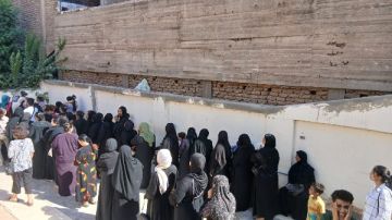 فى أول ساعات التصويت..السيدات يتصدرن المشهد الانتخابى أمام لجان الشيوخ بقنا فى أول ساعات التصويت..السيدات يتصدرن المشهد الانتخابى أمام لجان الشيوخ بقنا